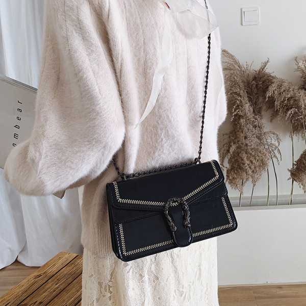 Öko bőrből készült női táska fém elemmel és lánccal fekete, bordó és piros színben