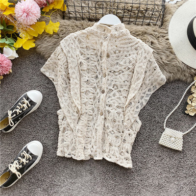 Stílusos női ing bézs, fehér és barna gombokkal és hímzéssel