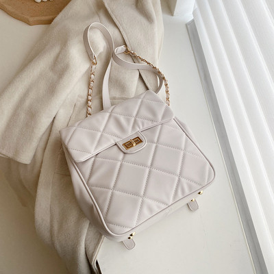 Női bőr hátizsák fém rögzítéssel fehér és fekete színben