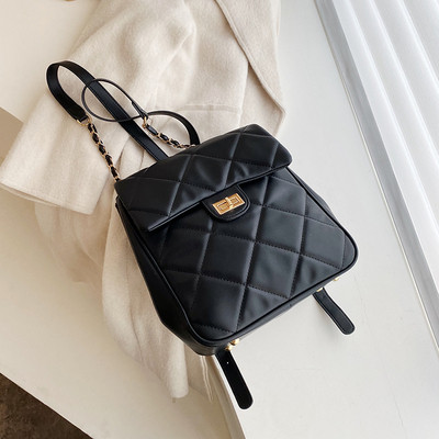 Női bőr hátizsák fém rögzítéssel fehér és fekete színben