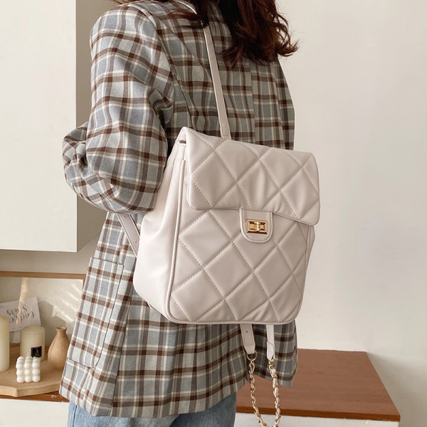 Női bőr hátizsák fém rögzítéssel fehér és fekete színben