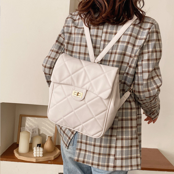 Női bőr hátizsák fém rögzítéssel fehér és fekete színben