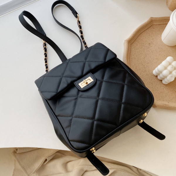 Női bőr hátizsák fém rögzítéssel fehér és fekete színben