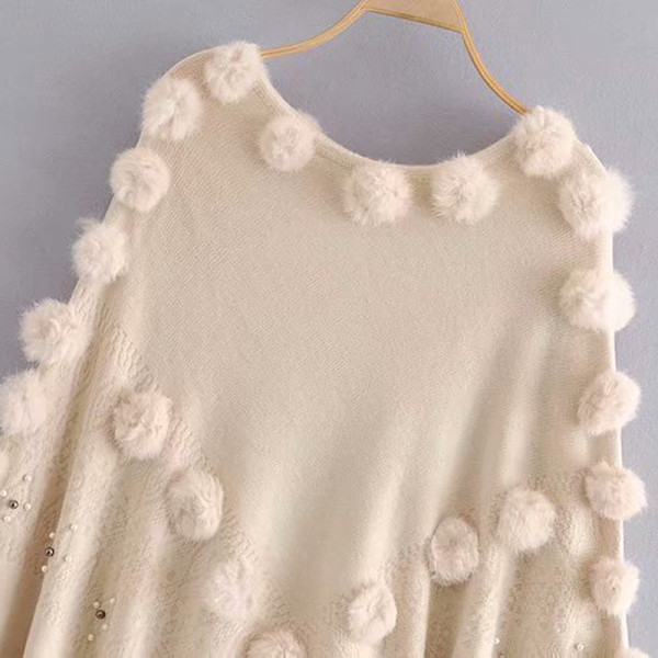 Női poncsó rojtokkal és pehelyszínnel, bézs színben