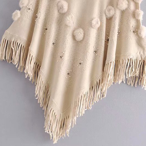 Női poncsó rojtokkal és pehelyszínnel, bézs színben