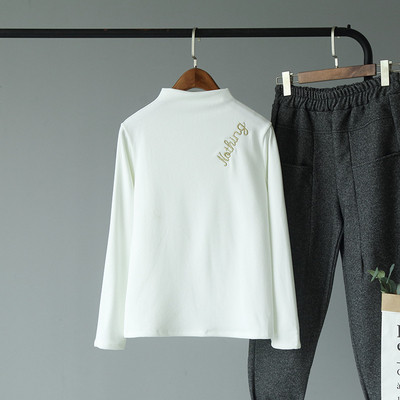 Női őszi-téli blúz fehér, zöld és fekete hímzéssel