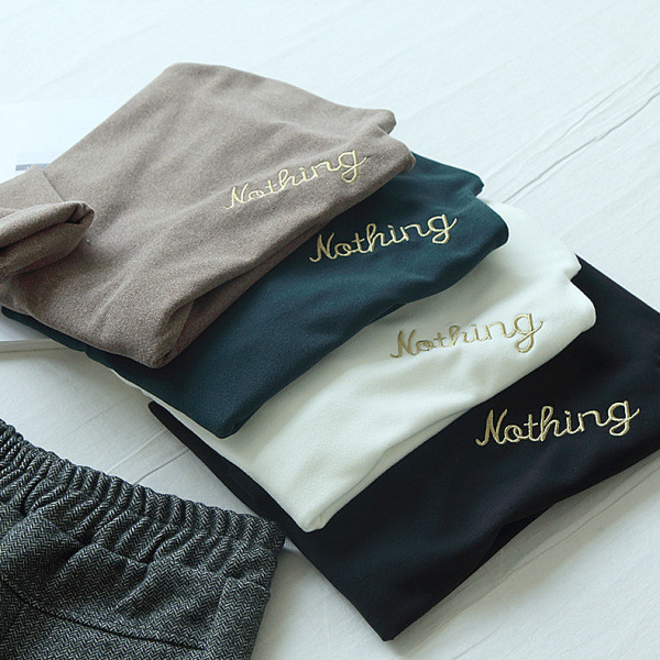 Női őszi-téli blúz fehér, zöld és fekete hímzéssel