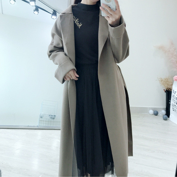 Női őszi-téli blúz fehér, zöld és fekete hímzéssel