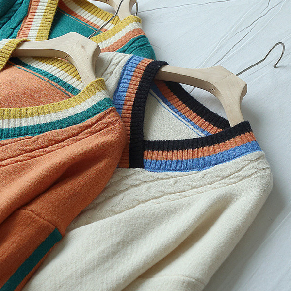 Színes női téli pulóver spitz nyakkivágással, narancssárga, fehér és zöld színben