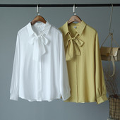 Cămașă modernă de damă cu o panglică la guler în alb și galben