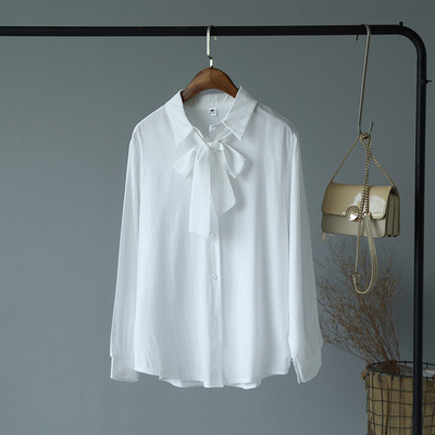 Cămașă modernă de damă cu o panglică la guler în alb și galben