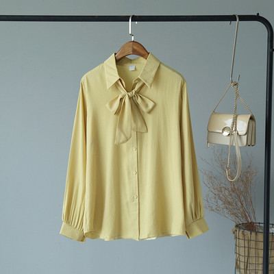 Cămașă modernă de damă cu o panglică la guler în alb și galben