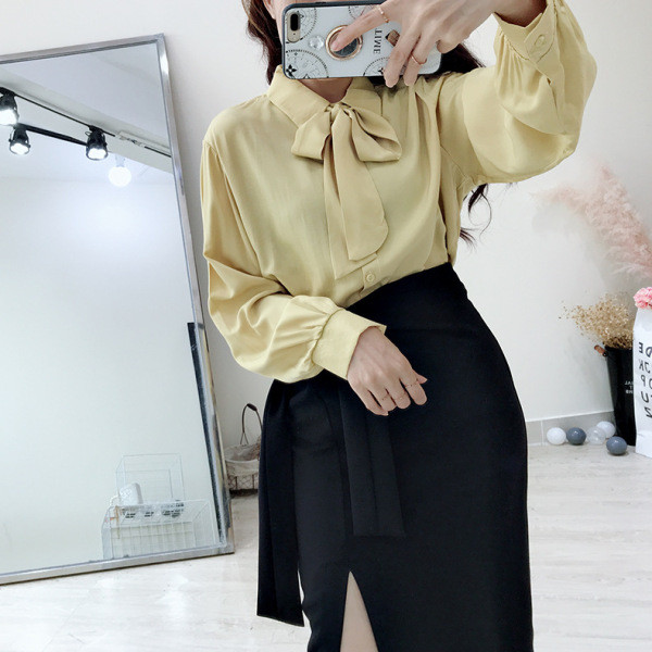 Cămașă modernă de damă cu o panglică la guler în alb și galben