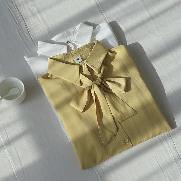 Cămașă modernă de damă cu o panglică la guler în alb și galben