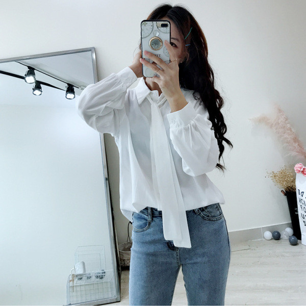 Cămașă modernă de damă cu o panglică la guler în alb și galben