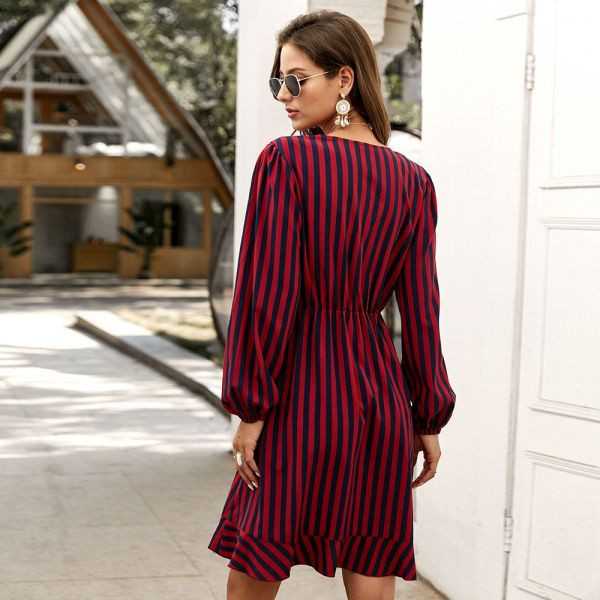 Női csíkos ruha V-nyakkal, zöld, bordó és sárga színben