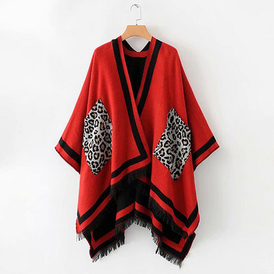Női kötött poncsó rojtokkal piros, bézs és fekete színben, állatmintás zsebekkel