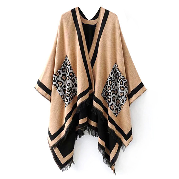 Női kötött poncsó rojtokkal piros, bézs és fekete színben, állatmintás zsebekkel