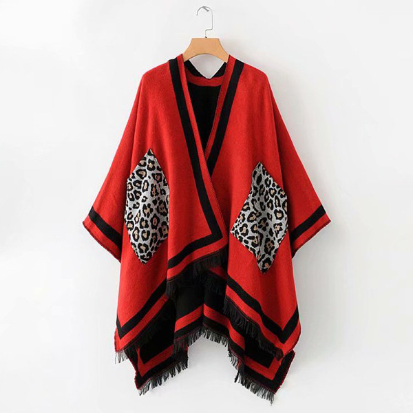 Női kötött poncsó rojtokkal piros, bézs és fekete színben, állatmintás zsebekkel