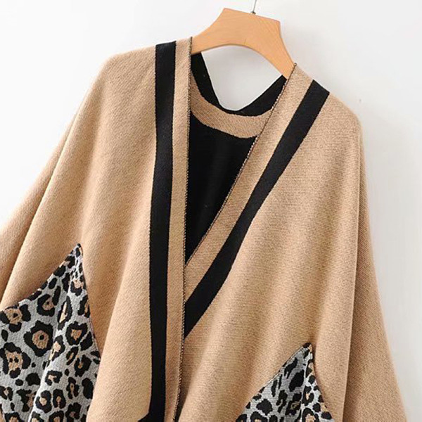 Női kötött poncsó rojtokkal piros, bézs és fekete színben, állatmintás zsebekkel