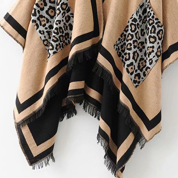 Női kötött poncsó rojtokkal piros, bézs és fekete színben, állatmintás zsebekkel