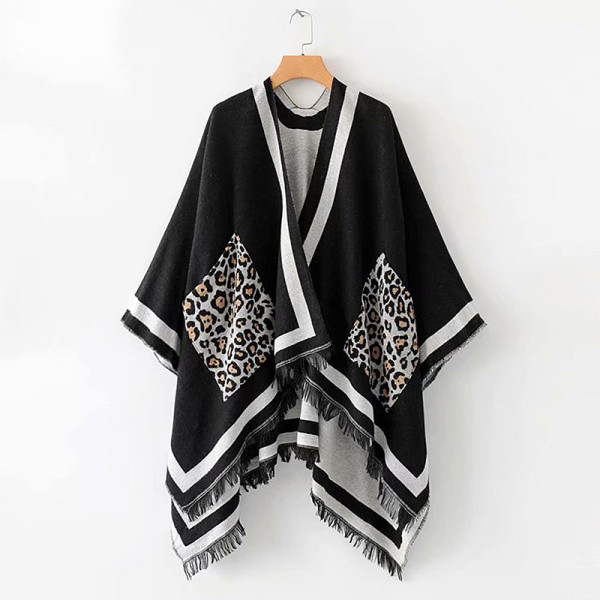 Női kötött poncsó rojtokkal piros, bézs és fekete színben, állatmintás zsebekkel