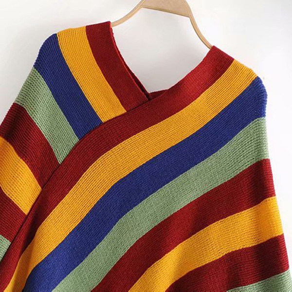 Csíkos kötött poncsó spitz nyakkivágással, piros és barna színben