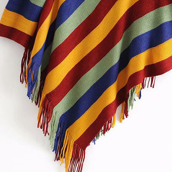 Csíkos kötött poncsó spitz nyakkivágással, piros és barna színben