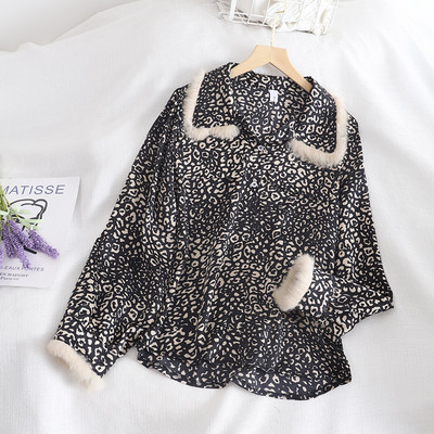 Modern női ing fekete, bézs és narancs színben, leopárd mintával és zsebekkel