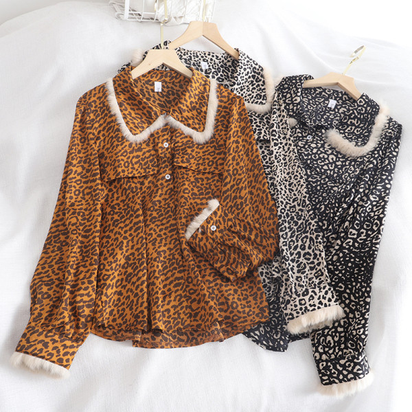 Modern női ing fekete, bézs és narancs színben, leopárd mintával és zsebekkel