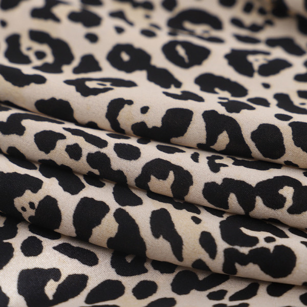 Modern női ing fekete, bézs és narancs színben, leopárd mintával és zsebekkel