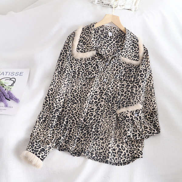 Modern női ing fekete, bézs és narancs színben, leopárd mintával és zsebekkel