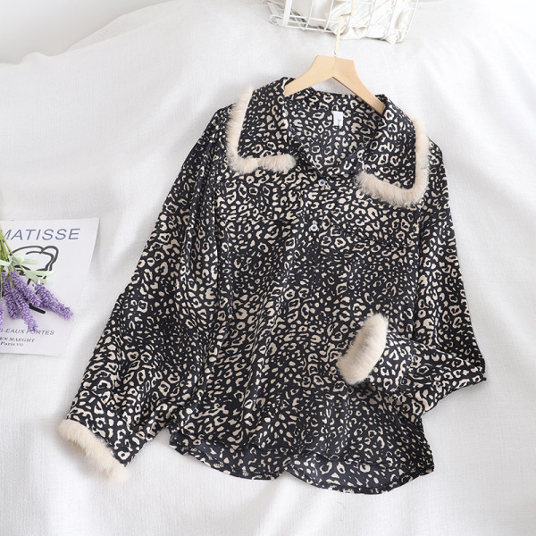 Modern női ing fekete, bézs és narancs színben, leopárd mintával és zsebekkel