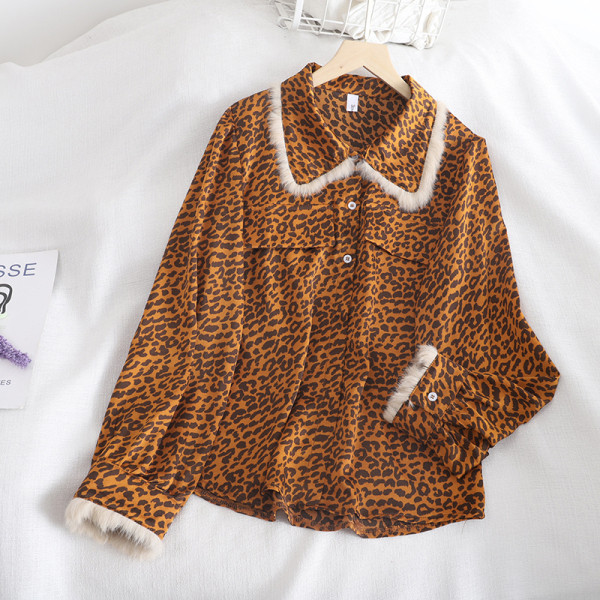 Modern női ing fekete, bézs és narancs színben, leopárd mintával és zsebekkel