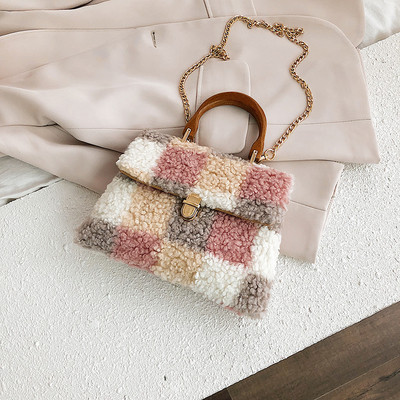 Női pehelytáska szürke és rózsaszín lánccal