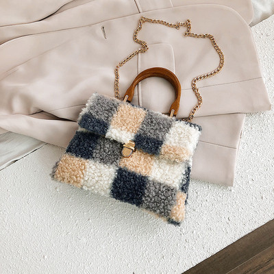 Női pehelytáska szürke és rózsaszín lánccal