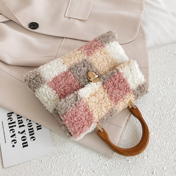 Női pehelytáska szürke és rózsaszín lánccal