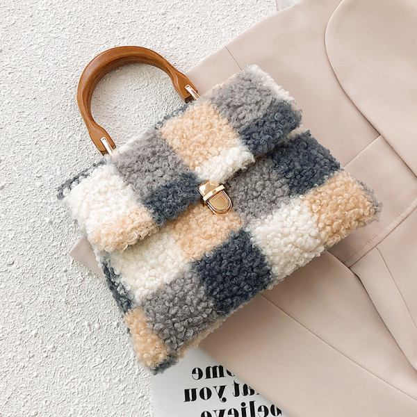 Női pehelytáska szürke és rózsaszín lánccal