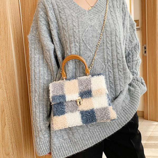 Női pehelytáska szürke és rózsaszín lánccal