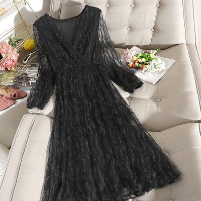 Rochie moderna de dama alb-negru cu dantela si decolteu in V