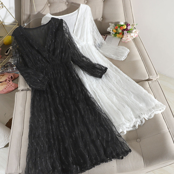 Rochie moderna de dama alb-negru cu dantela si decolteu in V