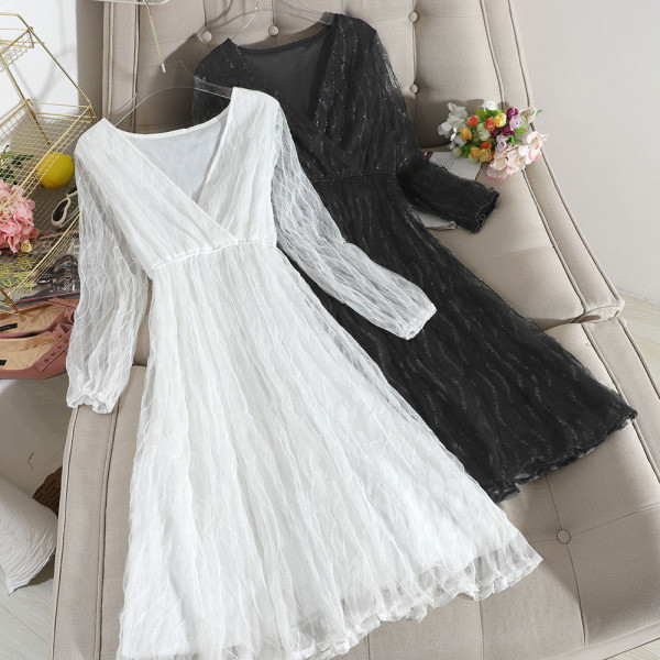 Rochie moderna de dama alb-negru cu dantela si decolteu in V