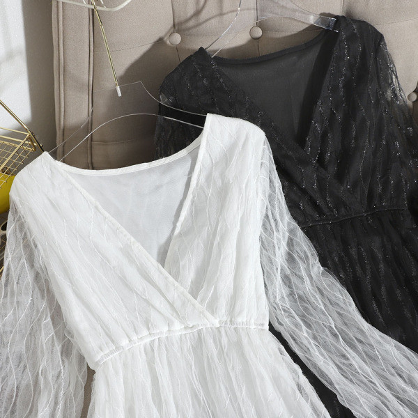 Rochie moderna de dama alb-negru cu dantela si decolteu in V