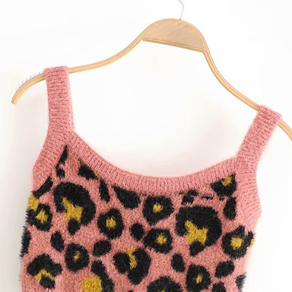 Rövid pehelymellény vékony pántokkal, rózsaszín és leopárd mintával