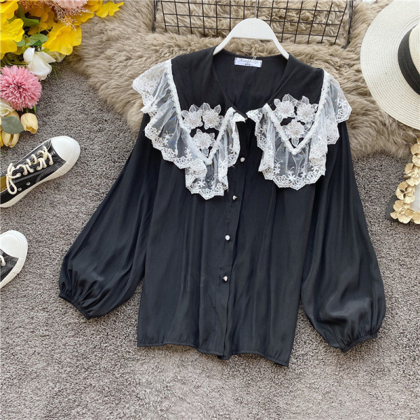 Cămașă modernă de damă cu nasturi și dantelă în alb, negru și bej