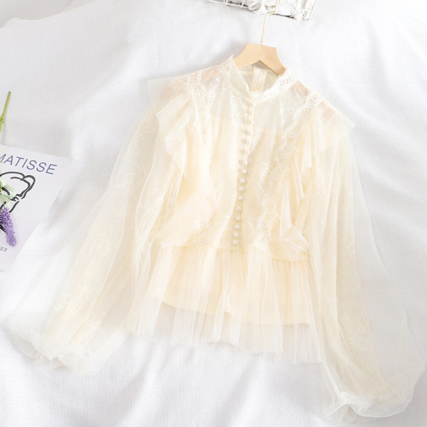 Stílusos női ing fekete, bézs és fehér színben, gyöngyökkel és tüll ujjakkal