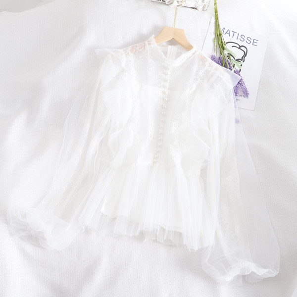 Stílusos női ing fekete, bézs és fehér színben, gyöngyökkel és tüll ujjakkal