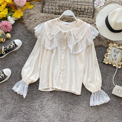 Stílusos női ing fehér, fekete és bézs színben, csipkével és gombokkal