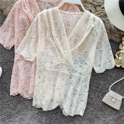 Modern női csipkeblúz mély nyakkivágással és rövid ujjú rózsaszín, fehér, bézs és fekete színben