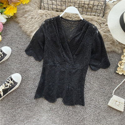 Modern női csipkeblúz mély nyakkivágással és rövid ujjú rózsaszín, fehér, bézs és fekete színben